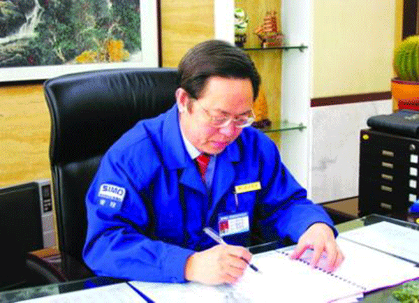 西瑪集團(tuán)董事長(zhǎng)楊允成被評(píng)選為“感動(dòng)西安——2005年度推動(dòng)西安經(jīng)濟(jì)發(fā)展的十大新聞人物”之一。