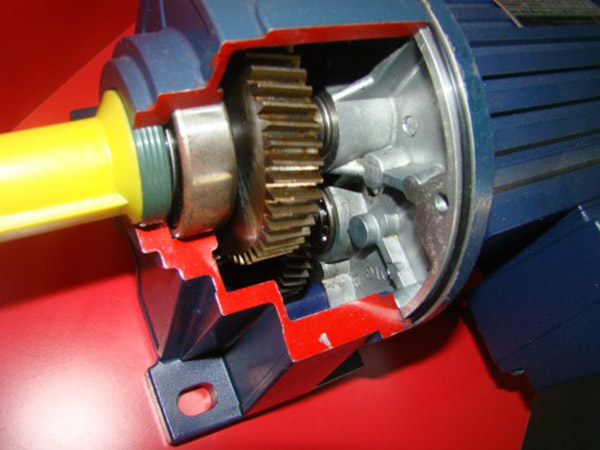 機(jī)械裝配西瑪電機(jī)時(shí),軸頭裝鏈輪可涂抹黃油,可更快裝配好。