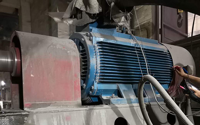 圖為西瑪電機售后人員高壓電機振動測量現(xiàn)場照片 圖為西瑪電機售后人員高壓電機振動測量現(xiàn)場照片